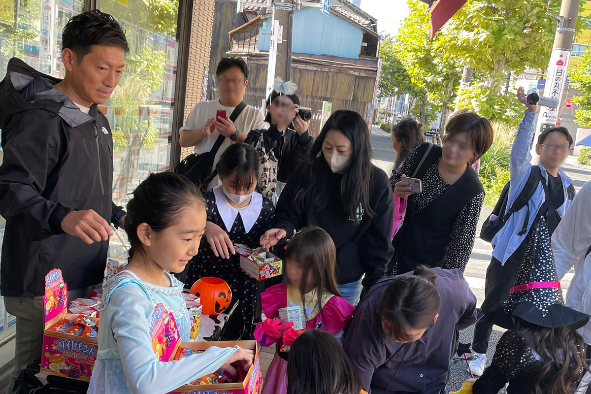 ハロウィンでのお菓子配り