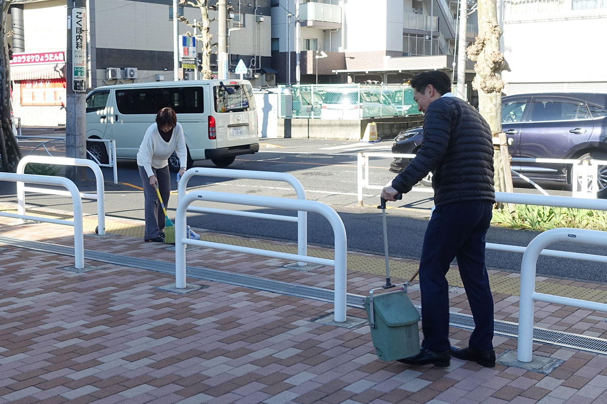 道路を綺麗に掃除します